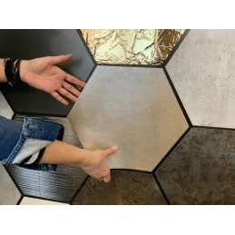 Dekorativni element za zid / Baršunasto zlatni