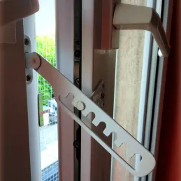 Okov za blokiranje prozora - 2 kom / Smeđa