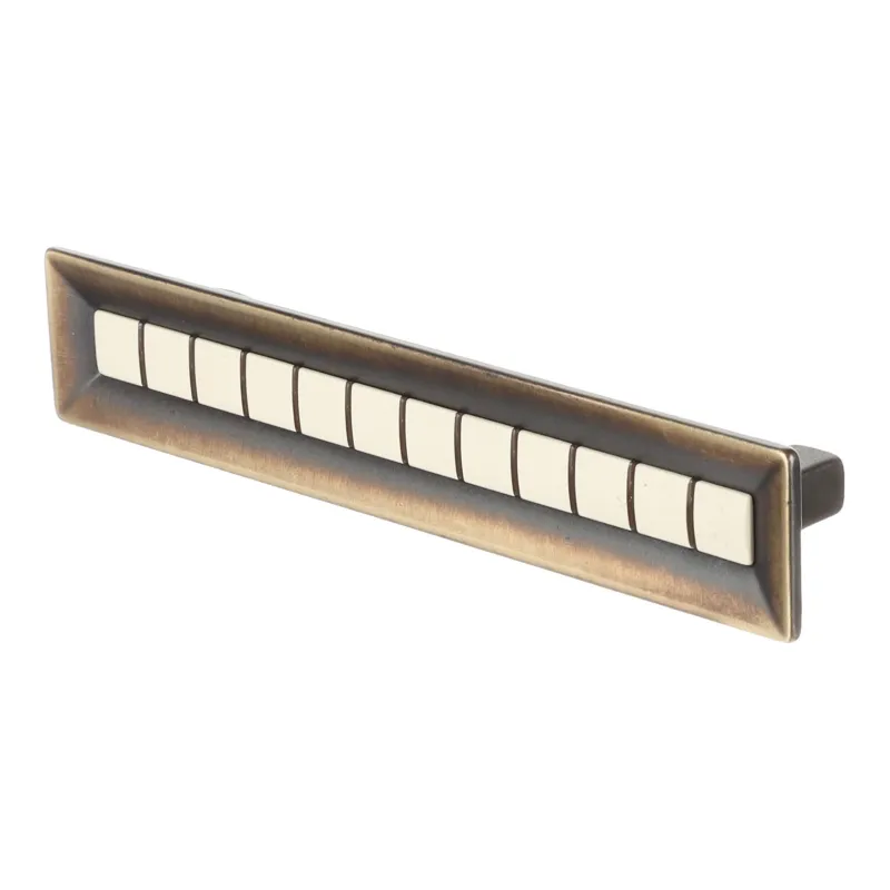 Ručkica TOSCA / Porculan - starinska mjedi