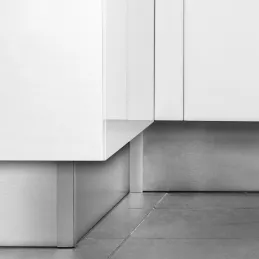 Set 2 komada kuhinjskih soklova 2,35 m s dodatnom opremom PLASLINE / Srebrna