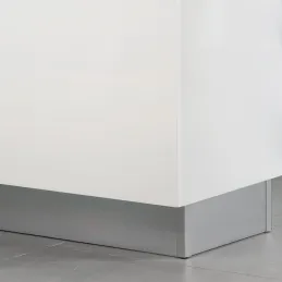 Set 2 komada kuhinjskih soklova 2,35 m s dodatnom opremom PLASLINE / Srebrna