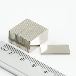 Set od 10 komada visoko-opterećujućih zidnih magneta QUADRA / Krom