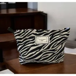 Kozmetička torbica ZEBRA / Bijelo-crna