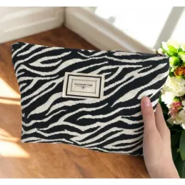 Kozmetička torbica ZEBRA / Bijelo-crna