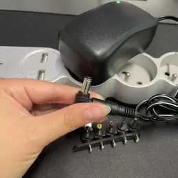 Univerzalni napajanja s 6 priključaka 3-12V + USB / Crna