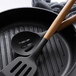 Set od 11 komada kuhinjskog pribora / Crna - prirodno drvo