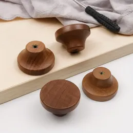 Drvena ručkica knopka ALICA / Američki orah lakiran