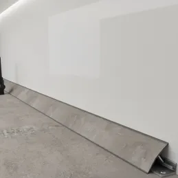 Tesniaca letvica EGGER Chromix Srebrni / F638