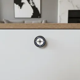 Drvena ručka knopka ARSIA / Crna - motiv kompas