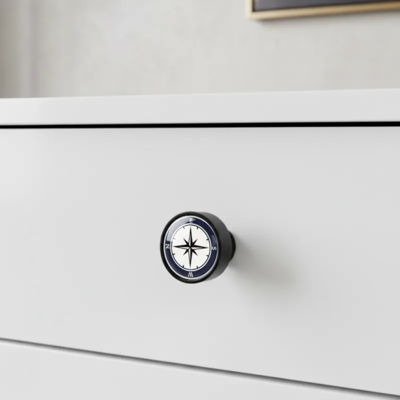 Drvena ručka knopka ARSIA / Crna - motiv kompas