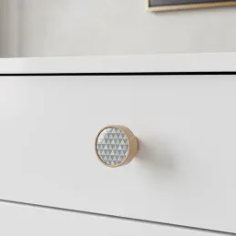 Drvena ručkica knopka ARSIA / Buk - mix trokuta