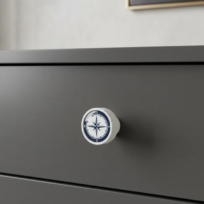 Drvena ručkica knopka ARSIA / Bijela - motiv kompas