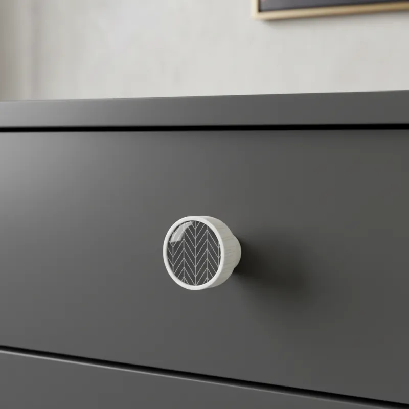 Drvena ručka knopka ARSIA / Bijela - motiv siva jela