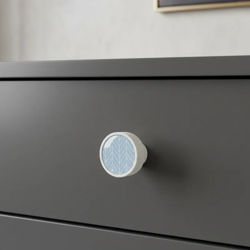 Drvena ručkica knopka ARSIA / Bijela - motiv plava jela