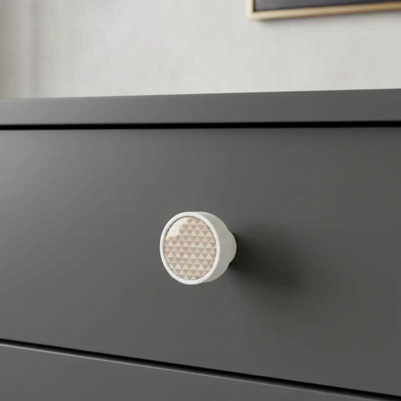 Drvena ručkica knop ARSIA / Bijela - trokuti