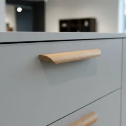 Drvena ručkica BOLZANO / Lakirani hrast