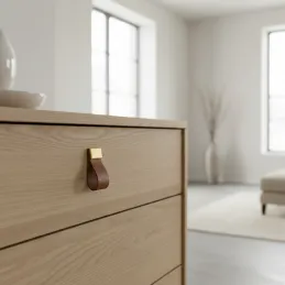 Kožnata ručkica za namještaj DALLAS / Smeđa koža - zlatni završetak