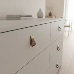 Kožnata ručkica za namještaj DALLAS / Smeđa koža - zlatni završetak