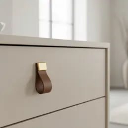 Kožnata ručkica za namještaj DALLAS / Smeđa koža - zlatni završetak