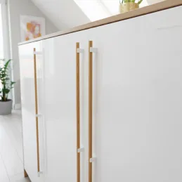 Drvena ručka LEO / Bijela - prirodni buk