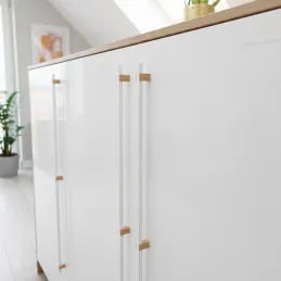 Drvena ručka LEO / Bijela - prirodni hrast