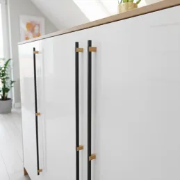 Drvena ručka LEO / Crna - prirodni buk