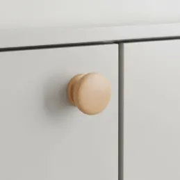 Gumb MASSIVE / Lakirani bukov