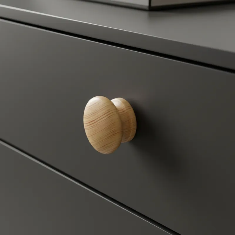 Gumb MASSIVE / Lakirani bor