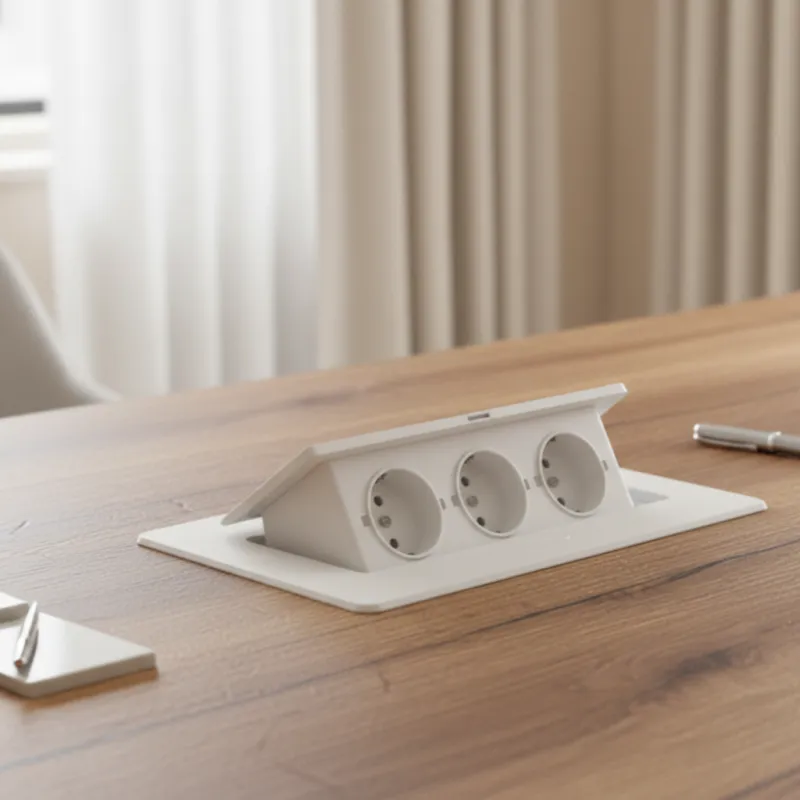 Sklopna električna utičnica 3x230V / Bijela