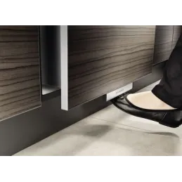 Otvaranje poklopca kante za otpad BLANCO MOVEX pomoću noge