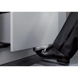 Otvaranje poklopca kante za otpad BLANCO MOVEX pomoću noge