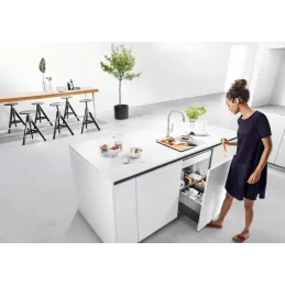 Otvaranje poklopca kante za otpad BLANCO MOVEX pomoću noge