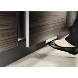 Otvaranje poklopca kante za otpad BLANCO MOVEX pomoću noge