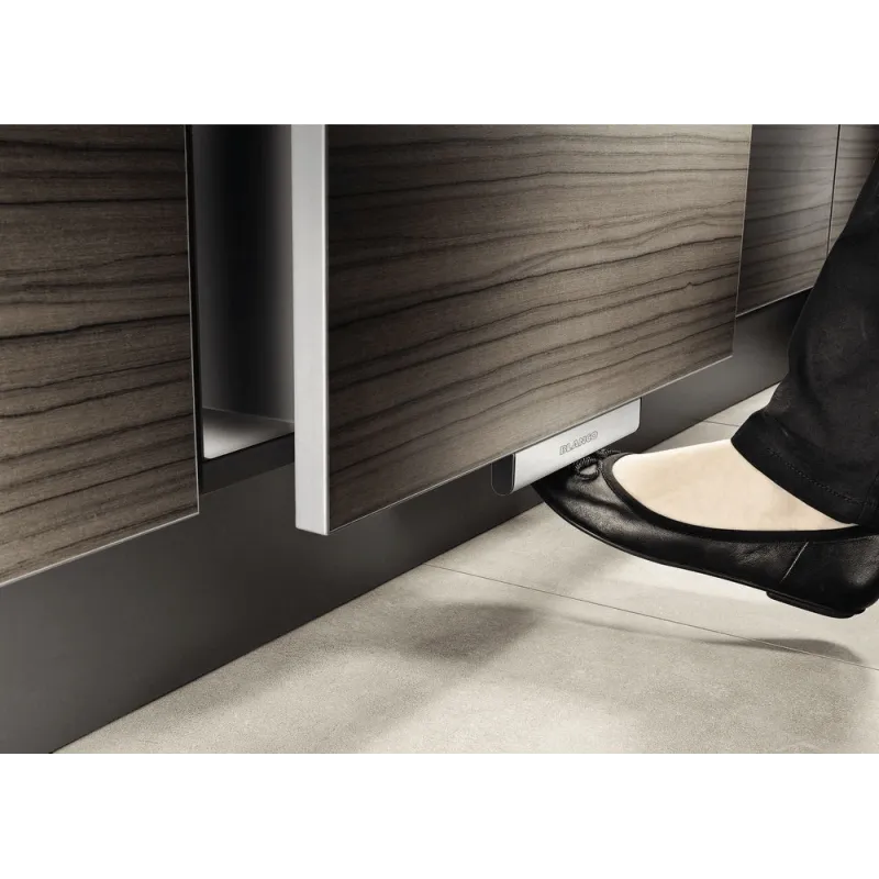 Otvaranje poklopca kante za otpad BLANCO MOVEX pomoću noge