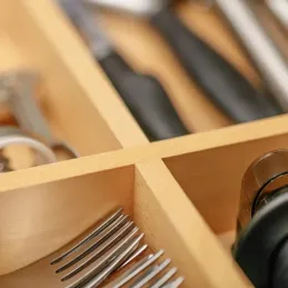 Drveni podesivi organizator za pribor UNIVERS do dubine 500 mm / Bukva