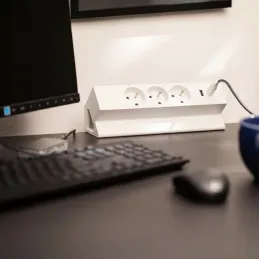 Interijer utičnica za stol DESK 3x230V + 2xUSB punjač / Bijela