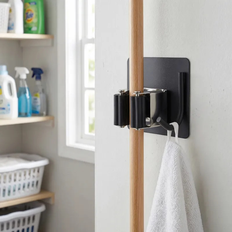 Samoljepljiva kuka za metlu ili mop / Crna mat