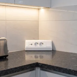 Unutarnja utičnica CORNER SCHUKO 2x 230V + USB A-C / Bijela mat