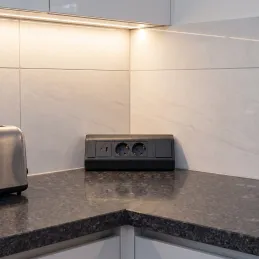 Unutarnja utičnica CORNER SCHUKO 2x 230V + USB A-C / Crna mat
