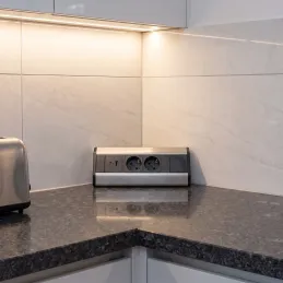 Unutarnja kutna utičnica CORNER SCHUKO 2x 230V + USB A-C / Nehrđajući čelik