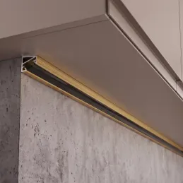 Kutna aluminijska letvica ZARIA za LED rasvjetu s crnim poklopcem / Zlatna
