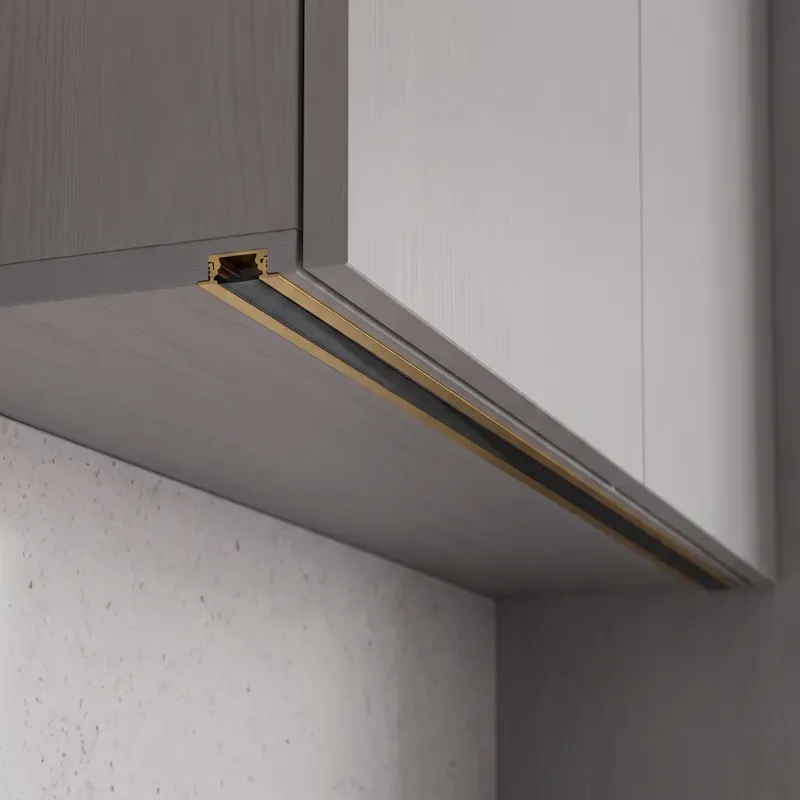 Zatvorna aluminijska letvica ZARIA za LED rasvjetu s crnim poklopcem / Zlatna