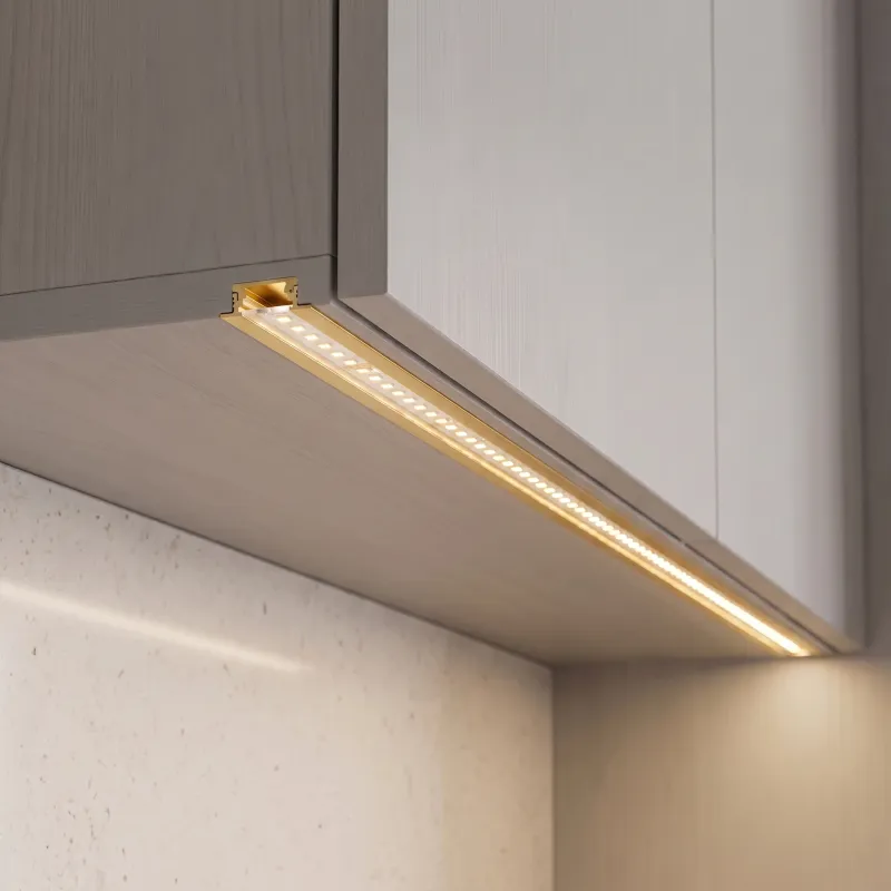 Zatvorena aluminijska letvica ZARIA za LED rasvjetu s prozirnim pokrovom / Zlatna
