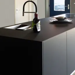 Kompaktna radna ploča FUNDERMAX Crna XS/IP